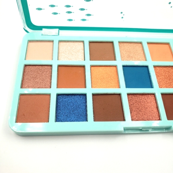 Face makeup browns,nudes,blues eyeshadow palette. - Picture 8 of 12